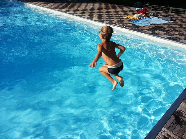 dítě skáče do vody